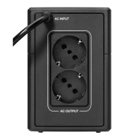 Dettaglio delle porte di uscita e della connessione di alimentazione dell'UPS.